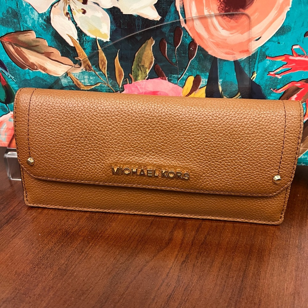 Gently used preloved wallet!